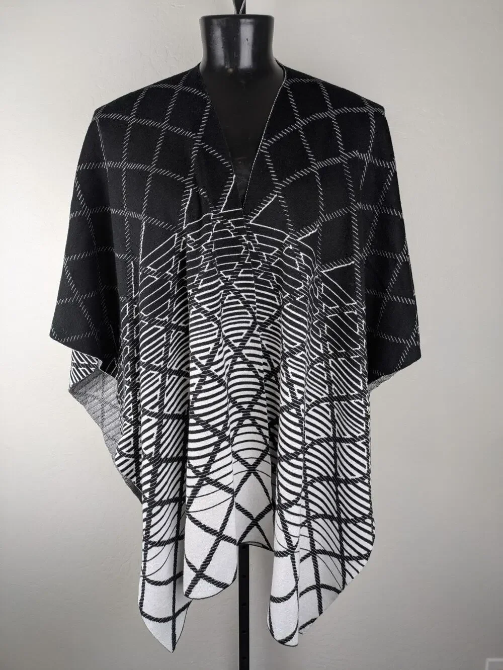 Ming Wang One Size Shawl Wrap Black and White Geometric Viscose Blend